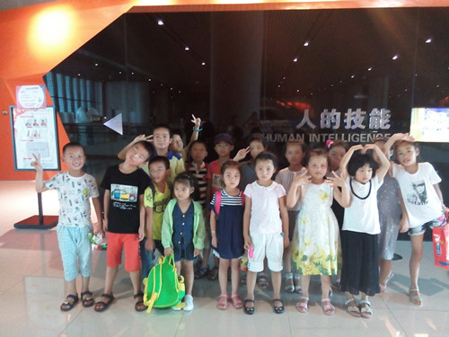 公司开设的暑期辅导班参加“科技探索之旅”