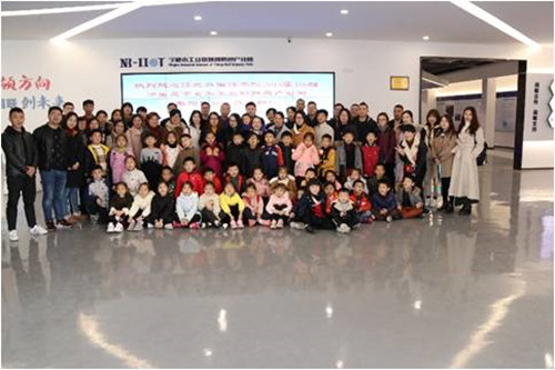 江北外国语学校2018届106班学生在家长和老师的陪同下参加物联网产业园社会实践