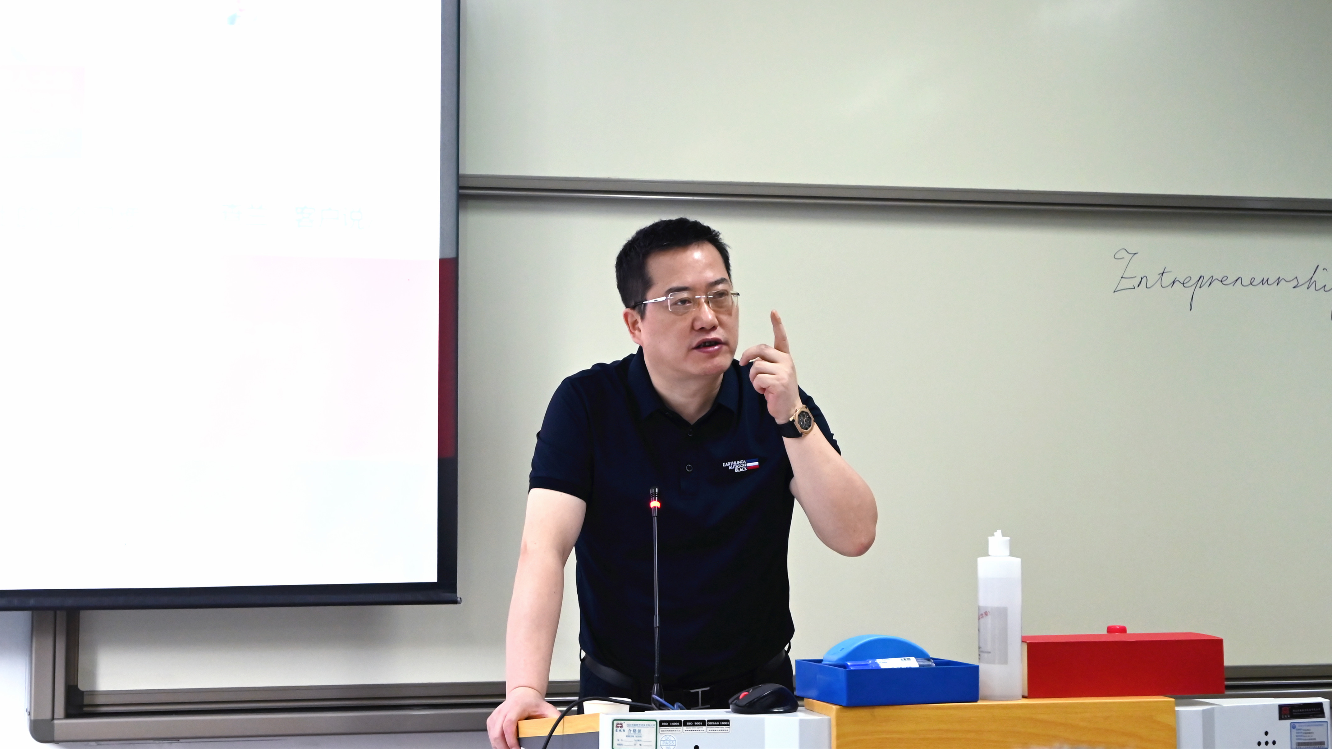 集团董事长柯建东先生受邀为武汉大学《企业家论坛》授课