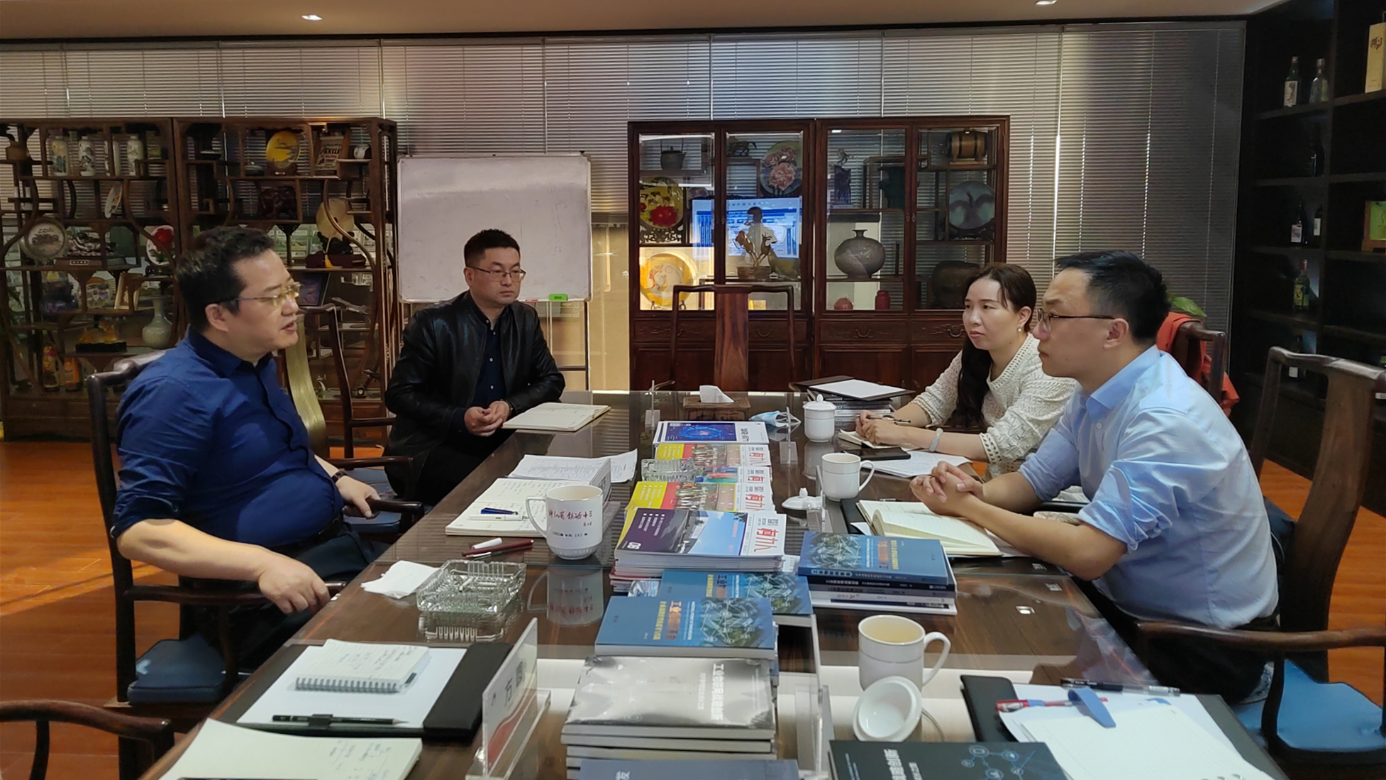 宁波市经济和信息化局副局长、宁波市数字经济局局长王懿栋一行赴hth官网入口传感调研