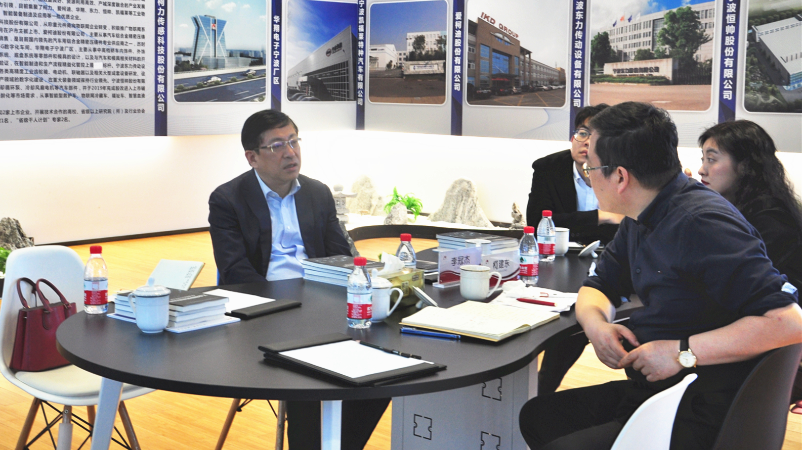 宁波市江北区委副书记、区政法委书记李冠杰一行赴hth官网入口传感调研