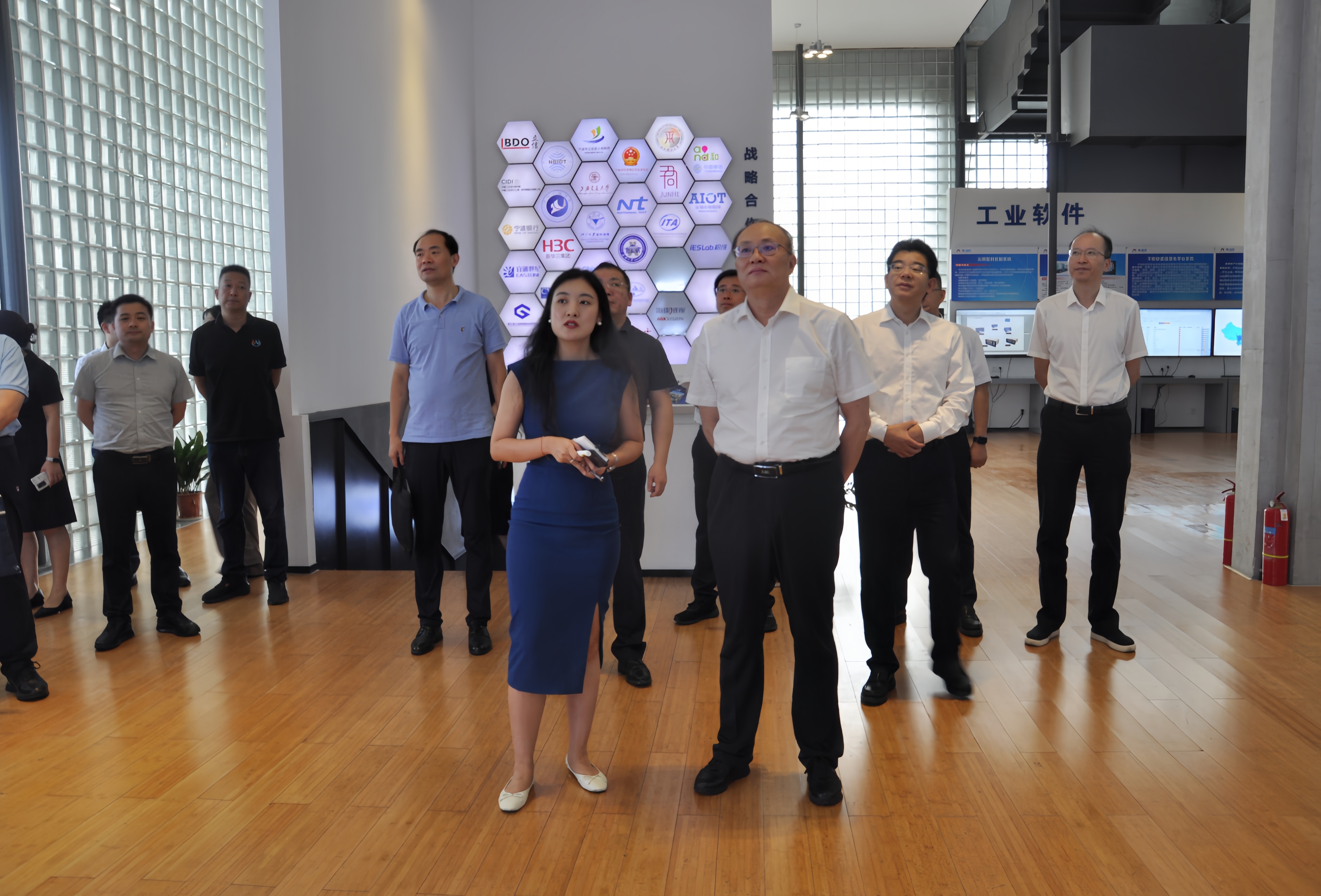 国务院发展研究中心副主任、党组成员余斌一行莅临hth官网入口传感考察调研